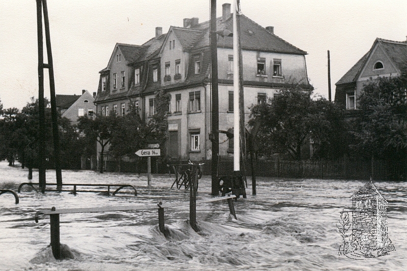 Hochwasser 1954 - Blick von der Tauchlitzer Straße über den Bahnübergang Richtung Eisenberger Straße 1954-00-00_hochwasser_009.jpg