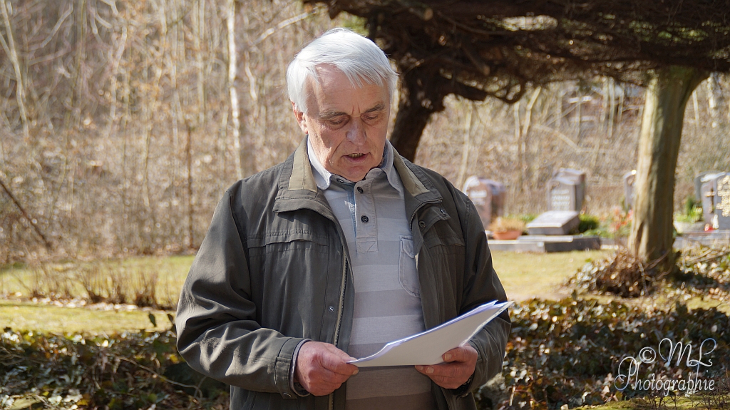 Vortrag eines Erlebnisberichtes durch Rolf Strauß. Der Bericht wurde durch Dietrich Woßeng verfasst und stützt sich auf die Erinnerungen von Hartmannsdorfer Zeitzeugen. 2013-04-11_140705_DSC02673_SONY_SLT-A57.jpg