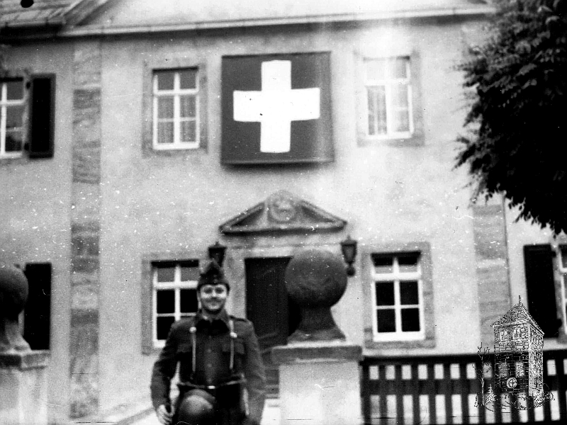DEFA-Dreharbeiten zum Film Der ungebetene Gast - Manfred Becker vor dem Herrenhaus mit Schweizer Fahne - Der Film spielt in der Schweiz
Foto: Dagmar Becker dug-05k.jpg
