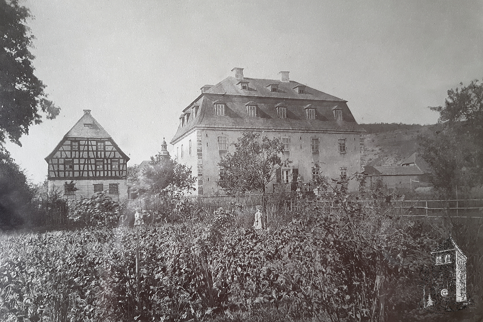 Herrenhaus vom Park aus um 1875. Im Garten sind zwei Mädchen zu sehen.
Es handelt sich vermutlich um zwei ältere Schwestern des Otto Krug, der 1869 in Hartmannsdorf geboren wurde: Elisabeth (1861-1939) und Klara Krug (1866-1944).
Familienarchiv Härtel, Reust rg-fah-02.jpg
